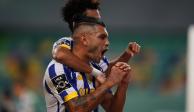 "Tecatito" Corona festeja su segundo gol con el Porto en la campaña.