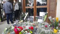 En la escuela donde trabajaba Samuel Paty, un maestro de historia asesinado, el viernes, fueron colocadas flores.