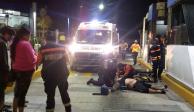 Paramédicos atienden a dos personas que fueron arrolladas en la caseta de Zinapécuaro.