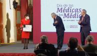 El presidente de México durante la entrega de condecoraciones a médicos.