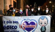 Un grupo de admiradoras del Dr. Hugo López-Gatell le llevó serenata afuera de Palacio Nacional por el Día del Médico