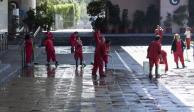 Trabajadores de outsourcing realizan labores de limpieza en el patio central del Palacio Legislativo de San Lazaro.