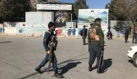 Policías afganos vigilan el plantel escolar que fue atacado en Kabul.