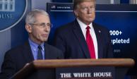 El doctor Anthony Fauci, director del Instituto Nacional de Alergias y Enfermedades Infecciosas de EU, habla sobre el coronavirus, mientras el presidente Donald Trump escucha, el 17 de abril del 2020.