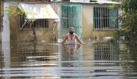 Una mujer lidia con la inundación, prácticamente estacionada durante tres días, en Villahermosa, ayer.