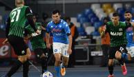 Hirving Lozano conduce el balón en el juego entre Napoli y Sassuolo en la Fecha 6 de la Serie A.