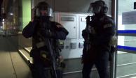 Policías realizan revisiones en domicilios en Viena, ligados al responsable del ataque de este lunes.