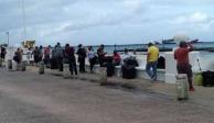 Turistas hacen fila en espera de poder tomar una embarcación en Cozumel.