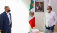 El gobernador de Guerrero (der.) y Cristian Morales, de la OPS, ayer.