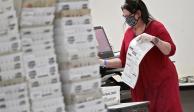 Funcionarios electorales  cuentan votos en Pensilvania, este viernes 6 de noviembre