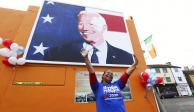 Una persona celebra la victoria de Joe Biden frente a su antigua residencia.