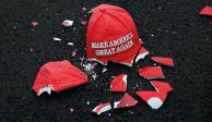 Una gorra destrozada con el lema de la campaña republicana de 2020, en Washington.