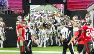 Jugadores de los Saints celebran una jugada ante los Buccaneers en la Semana 9 de la NFL.
