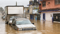 En calles de la entidad se observa el daño por las anegaciones, donde los vehículos quedaron varados por el agua, ayer.