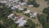 Tomas aéreas muestran los daños en viviendas, que están bajo el agua, por el desbordamiento de ríos en la región.