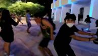 Policía de Cancún dispersa manifestación feminista con detonaciones al aire.
