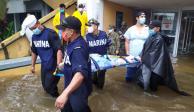 Elementos de la Marina, ayer, en la evacuación de afectados en Centla.