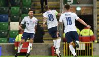 Jugadores de Eslovaquia festejan uno de los goles con los que vencieron 2-1 a Irlanda del Norte para clasificar a la Eurocopa 2020.