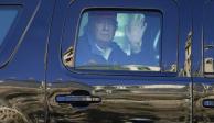 El presidente Donald Trump saluda a manifestantes desde uno de sus vehículos en caravana en Washington el 14 de noviembre de 2020.