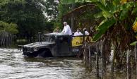 El presidente Andrés Manuel López Obrador recorrió zonas inundadas en un vehículo de las Fuerzas Armadas.
