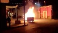 Pobladores incendian una patrulla en protesta por un caso de presunto abuso de autoridad.