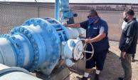 Personal revisa instalaciones del agua ante posibles irregularidades en el servicio.
