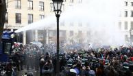 La policía alemana empleó el miércoles cañones de agua contra los manifestantes en el centro de Berlín que protestaban contra las restricciones para combatir el coronavirus.