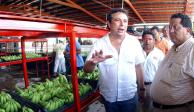 El banquero Carlos Cabal Peniche (centro), en junio de 2005 con el entonces gobernador de Tabasco, Manuel Andrade, en recorrido por una planta bananera.