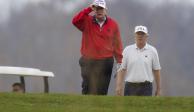 El presidente Donald Trump juega al golf en las canchas de su propiedad, en Virginia, el sábado 21 de noviembre de 2020.