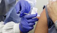 Una persona recibe una inyección en el ensayo clínico del estudio de seguridad de una posible vacuna para el coronavirus COVID-19.