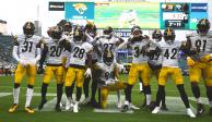 Jugadores de los Steelers celebran una jugada en el duelo ante Jaguars, en la Semana 11 de la NFL