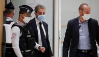 El ex presidente francés Nicolas Sarkozy abandona un tribunal, después de una interrupción en su juicio por cargos de corrupción. Una serie de llamadas fueron determinantes para encontrarlo culpable