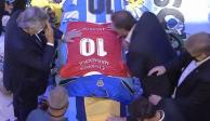 Presidente de Argentina despide al "Pelusa" y pone jersey de Argentinos Jrs. en el ataúd