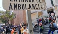 Urgencias del Hospital de los Venados, saturada, por personas en espera de noticias de sus familiares, ayer.