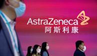 Personas pasan frente a un letrero luminoso de AstraZeneca en Shanghai, China, el 6 de noviembre pasado.