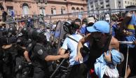 Aficionados y agentes se enfrentan ayer afuera de la Casa Rosada.