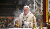 Papa Francisco pasando incienso sobre el altar durante una misa en la Basílica de San Pedro, en el Vaticano.