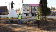 Trabajadores restauran la glorieta de las avenidas Morelos, Juárez y 16 de Septiembre.