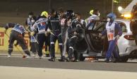 Romain Grosjean recibe ayuda después del accidente que sufrió en el Gran Premio de Baréin de Fórmula 1 el pasado domingo.