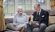 En esta imagen difundida el 19 de noviembre de 2020, la reina Isabel II y el príncipe Felipe leen una tarjeta de aniversario de parte de sus bisnietos, en el Castillo de Windsor.