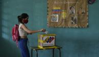 Una votante emite su sufragio durante las elecciones para elegir a los miembros de la Asamblea Nacional en Caracas, Venezuela