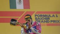 Checo Pérez celebra la victoria en el Gran Premio de Sakhir en la Fórmula 1