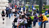 Familias completas abarrotan la explanada frente al Palacio de Bellas Artes, el domingo.