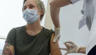 Una enfermera administra una dosis de la vacuna rusa contra el coronavirus, Sputnik V, a una paciente en Moscú, Rusia.