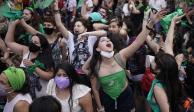 Activistas por el derecho al aborto gritan consignas frente al Congreso en Buenos Aires, Argentina, el 11 de diciembre de 2020.