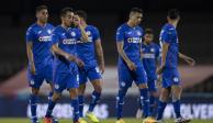 Jugadores de Cruz Azul se lamentan después de la eliminación ante Pumas en el Guard1anes 2020.