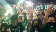 Aficionados del León a las afueras del Estadio Nou Camp