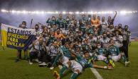 León celebra una el título ante los Pumas de la UNAM