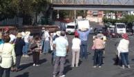 Maestros jubilados cierran callen en la capital de Morelos para exigir sus aguinaldo.