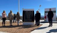 El ejecutivo (segundo de der. a izq.) y la gobernadora de Sonora (tercera de izq. a der.), al inaugurar, ayer, el Memorial La Mora, en el municipio de Bavispe.